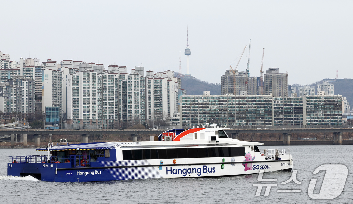 (서울=뉴스1) 최지환 기자 = 한강버스가 전 구간 운행을 재개한 1일 서울 영등포구 여의도선착장에서 한강버스가 출발하고 있다. 2026.3.1/뉴스1