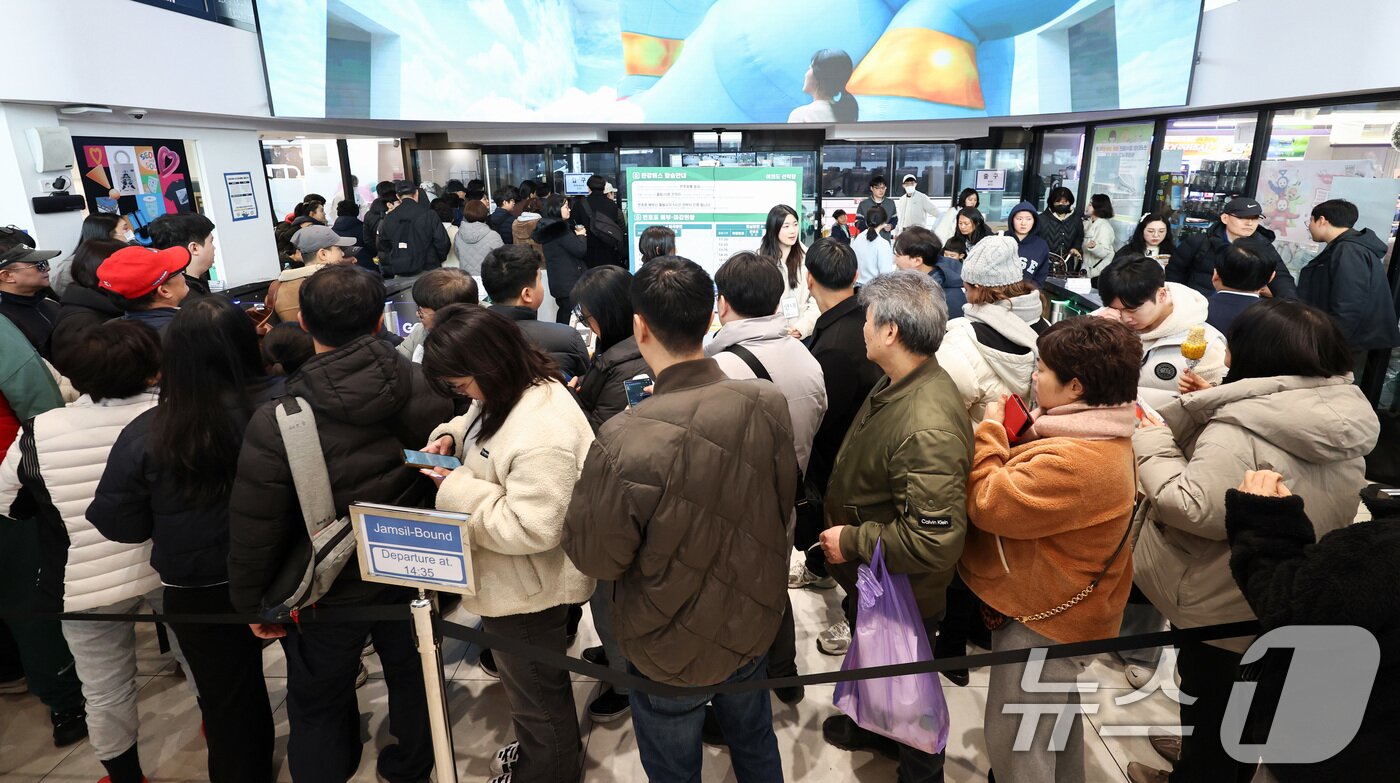 본문 이미지 - 한강버스가 전 구간 운행을 재개한 1일 서울 영등포구 여의도선착장에서 시민들이 한강버스를 탑승하기 위해 줄을 서 있다. 2026.3.1 ⓒ 뉴스1 최지환 기자