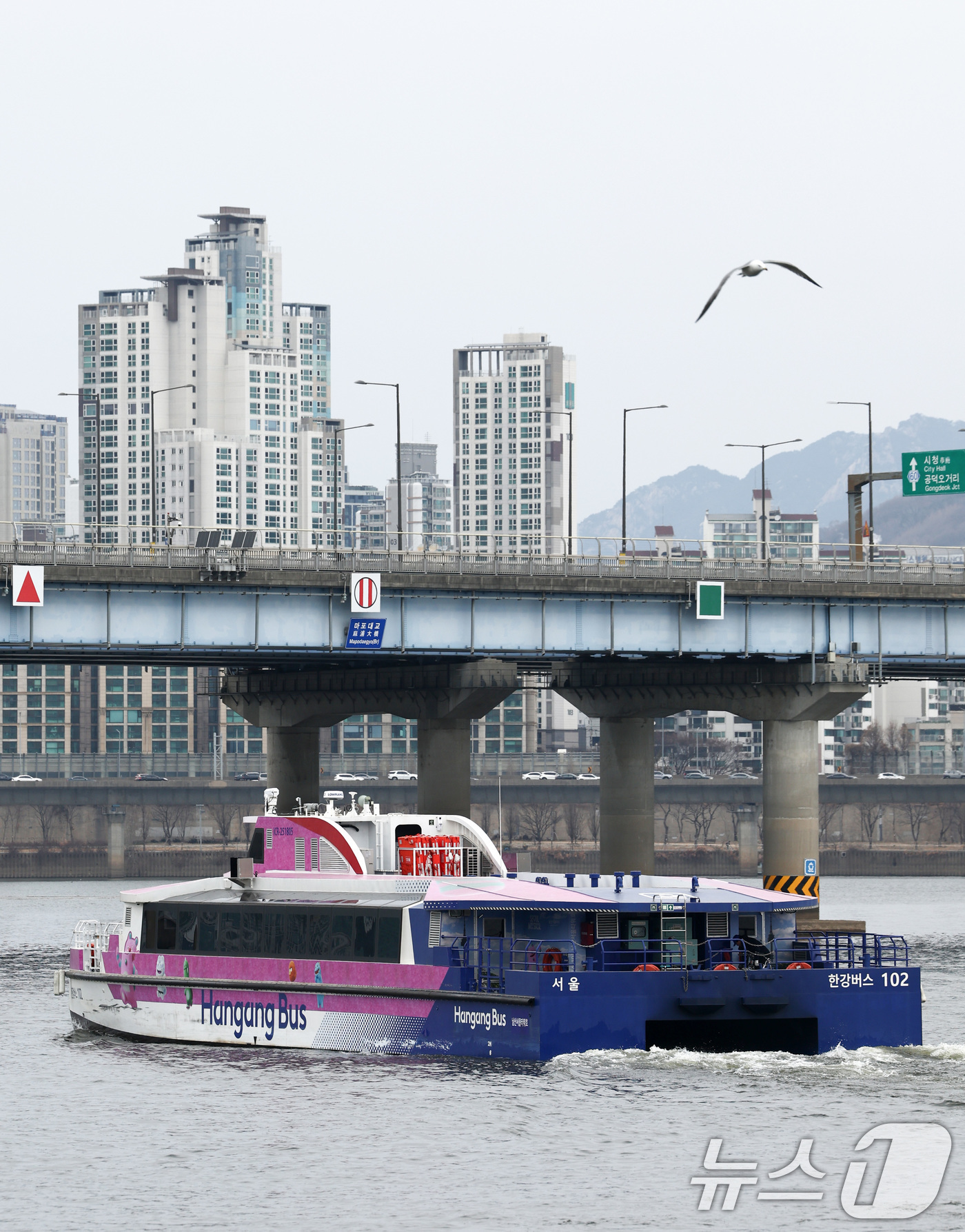 (서울=뉴스1) 최지환 기자 = 한강버스가 전 구간 운행을 재개한 1일 서울 영등포구 여의도선착장에서 한강버스가 출발하고 있다. 2026.3.1/뉴스1