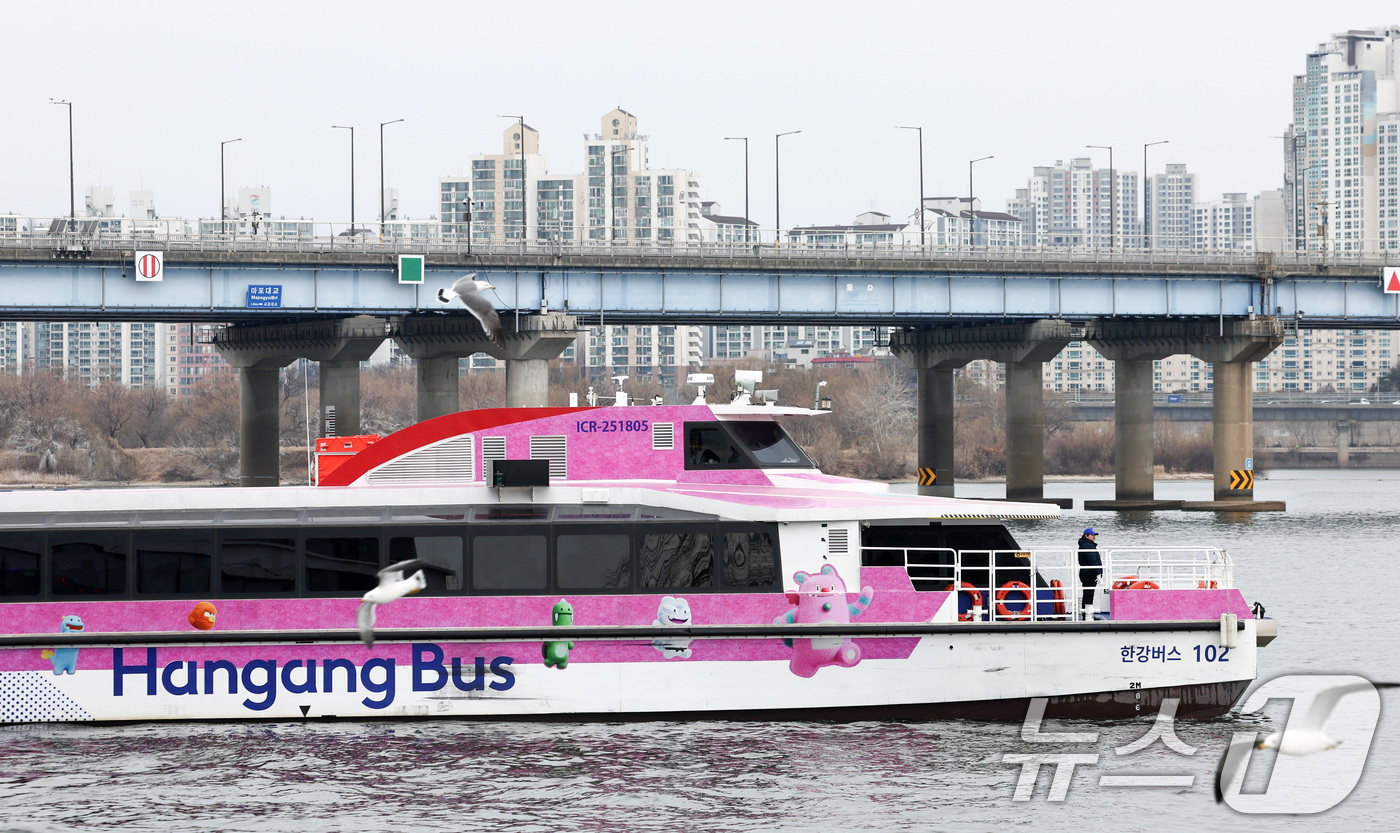 (서울=뉴스1) 최지환 기자 = 한강버스가 전 구간 운행을 재개한 1일 서울 영등포구 여의도선착장에서 한강버스가 출발하고 있다. 2026.3.1/뉴스1