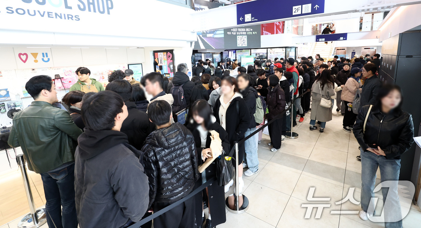 (서울=뉴스1) 최지환 기자 = 한강버스가 전 구간 운행을 재개한 1일 서울 영등포구 여의도선착장에서 시민들이 한강버스를 탑승하기 위해 줄을 서 있다. 2026.3.1/뉴스1