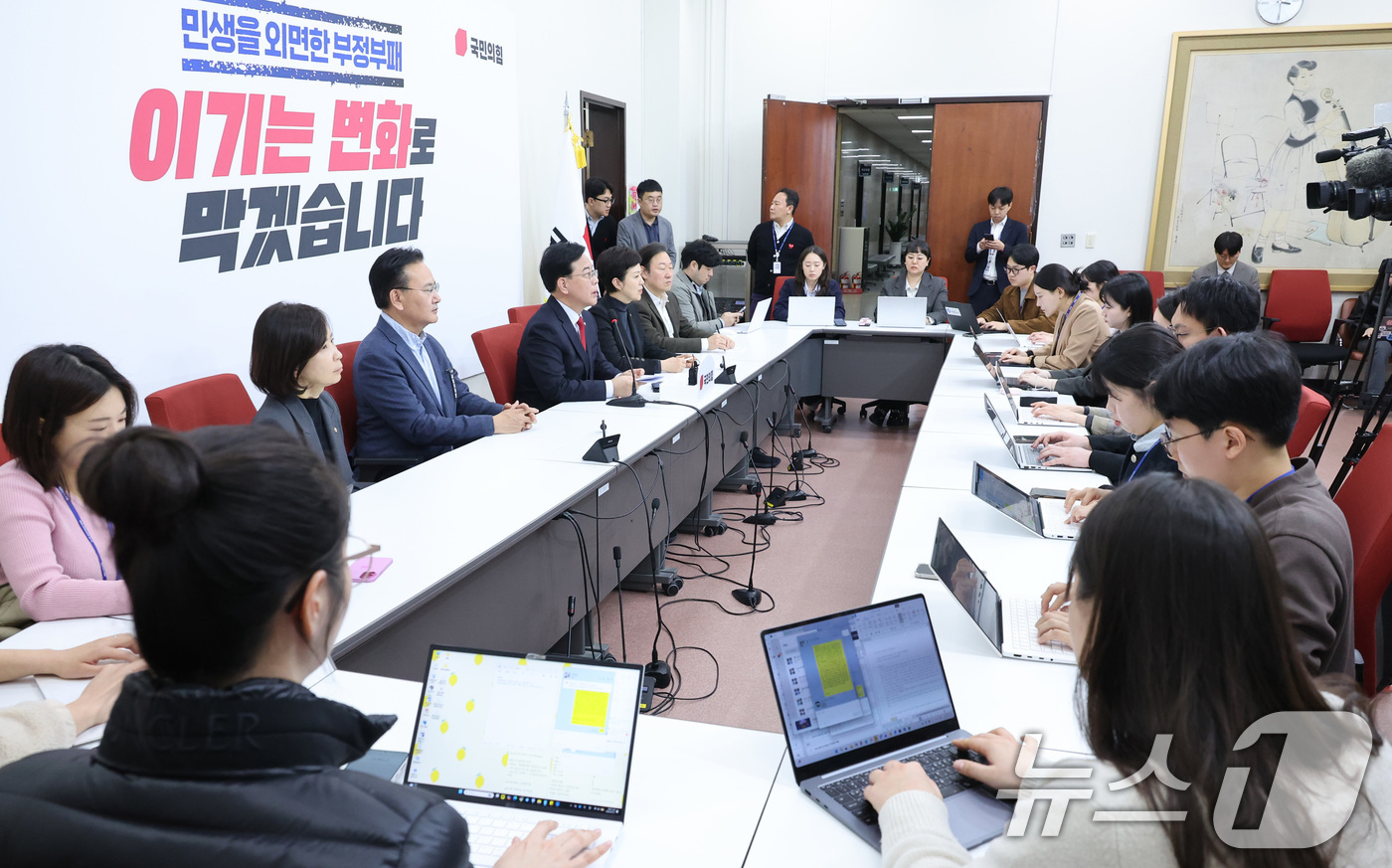 (서울=뉴스1) 신웅수 기자 = 송언석 국민의힘 원내대표가 1일 서울 여의도 국회에서 현안 기자간담회를 하고 있다. 2026.3.1/뉴스1