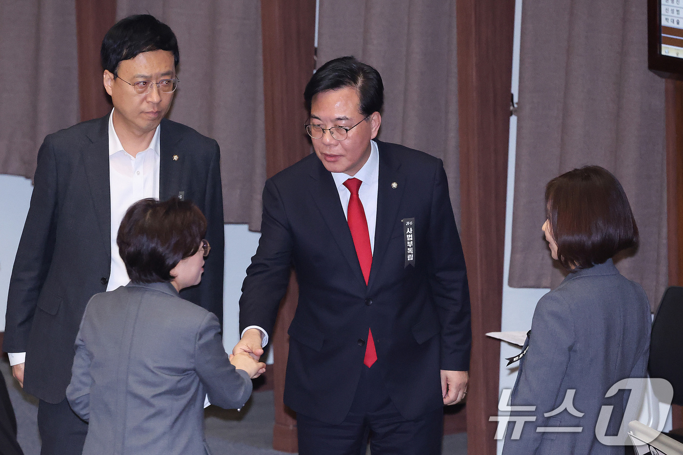 (서울=뉴스1) 신웅수 기자 = 송언석 국민의힘 원내대표가 1일 서울 여의도 국회에서 1일 서울 여의도 국회에서 열린 제432회 국회(임시회) 제8차 본회의에서 국민투표법 전부개정 …