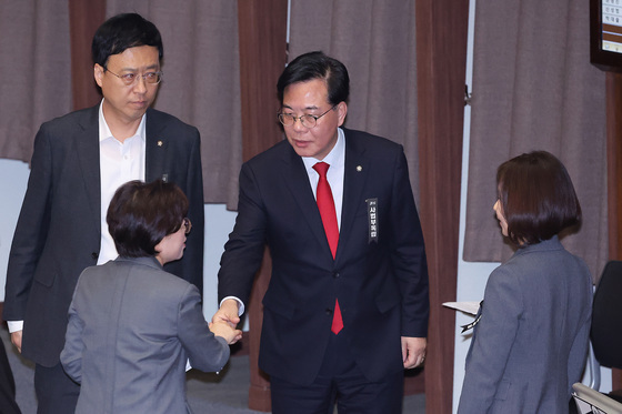 필리버스터 마친 김정재와 인사하는 송언석