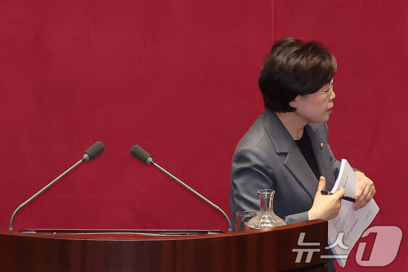 (서울=뉴스1) 신웅수 기자 = 김정재 국민의힘 의원이 1일 서울 여의도 국회에서 1일 서울 여의도 국회에서 열린 제432회 국회(임시회) 제8차 본회의에서 국민투표법 전부개정법률 …