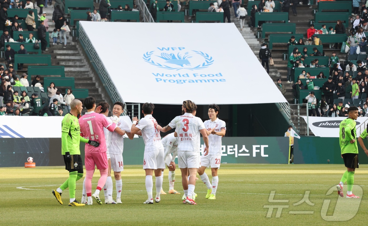 (전주=뉴스1) 유경석 기자 = 1일 전북 전주시 전주월드컵경기장에서 열린 하나은행 K리그1 2026 전북현대와 부천FC의 경기에서 부천FC 선수들이 3대2로 경기를 승리 후 기쁨 …
