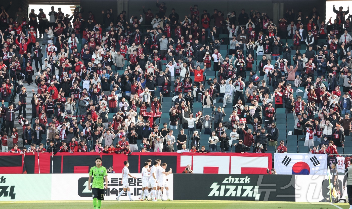 (전주=뉴스1) 유경석 기자 = 1일 전북 전주시 전주월드컵경기장에서 열린 하나은행 K리그1 2026 전북현대와 부천FC의 경기에서 부천FC 선수들이 3대2로 경기를 승리 후 기쁨 …