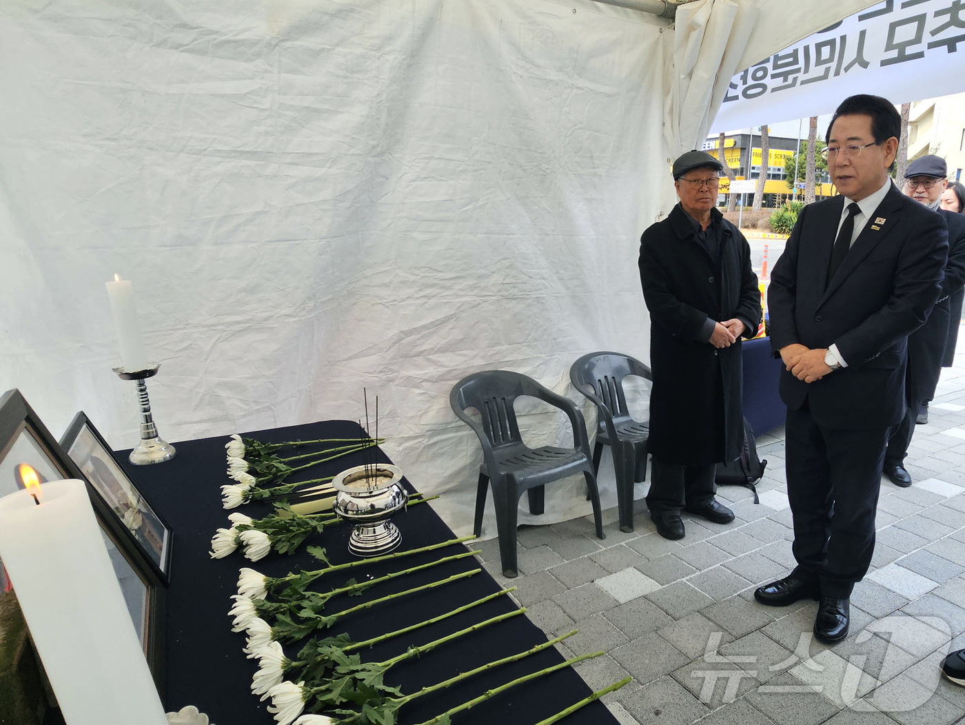 (무안=뉴스1) 전원 기자 = 김영록 전라남도지사가 1일 3·1절 기념행사 후 도청 앞에 조성된 대불산단 중대재해 이주노동자 추모 시민분향소를 찾아 조문하고 있다.(전남도 제공. …