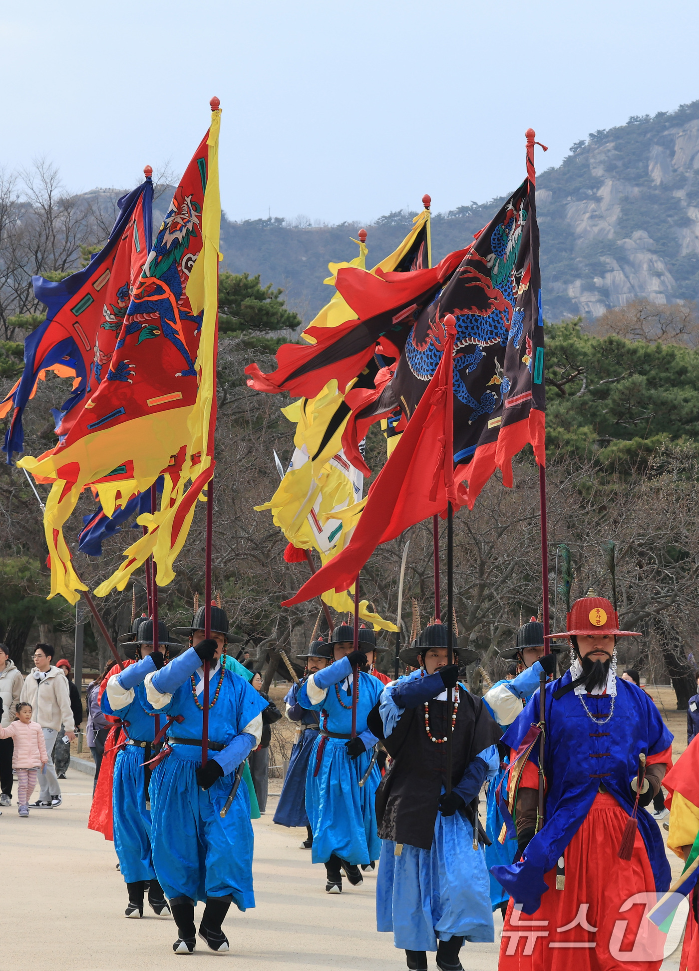 (서울=뉴스1) 임세영 기자 = 1일 서울 종로구 경복궁에서 조선시대 수문장과 순라군의 순찰을 재현한 '수문장 순라의식'이 진행되고 있다. 2026.3.1/뉴스1