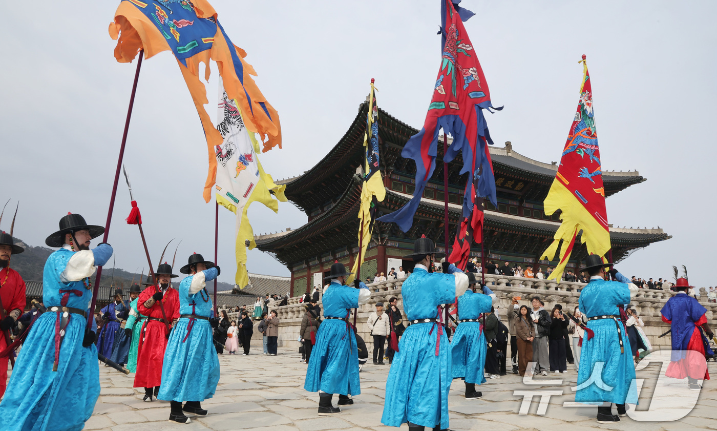 (서울=뉴스1) 임세영 기자 = 1일 서울 종로구 경복궁에서 조선시대 수문장과 순라군의 순찰을 재현한 '수문장 순라의식'이 진행되고 있다. 2026.3.1/뉴스1