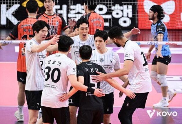 현대캐피탈, OK저축은행 3-0 완파…선두 대한항공 승점 1차 추격