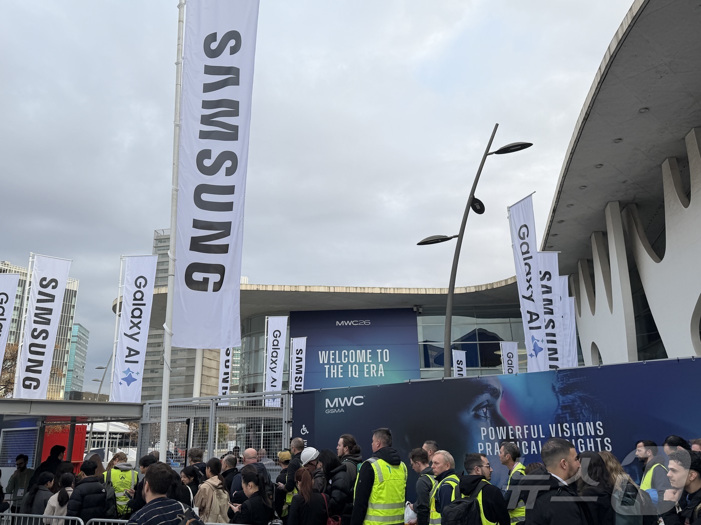 (바르셀로나=뉴스1) 김민수 기자 = 1일(현지시간) 모바일 월드 콩그레스(MWC)2026이 열리는 스페인 바르셀로나 피라 그란 비아 전시장 앞이 입장을 기다리는 있는 인파로 붐비 …