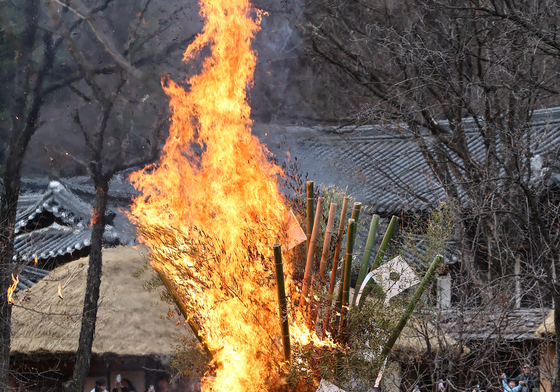액운 쫓는 달집 태우기