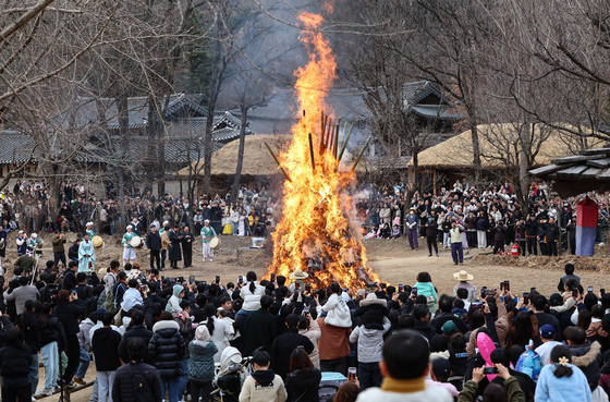 달집 태우며 '안녕 기원'