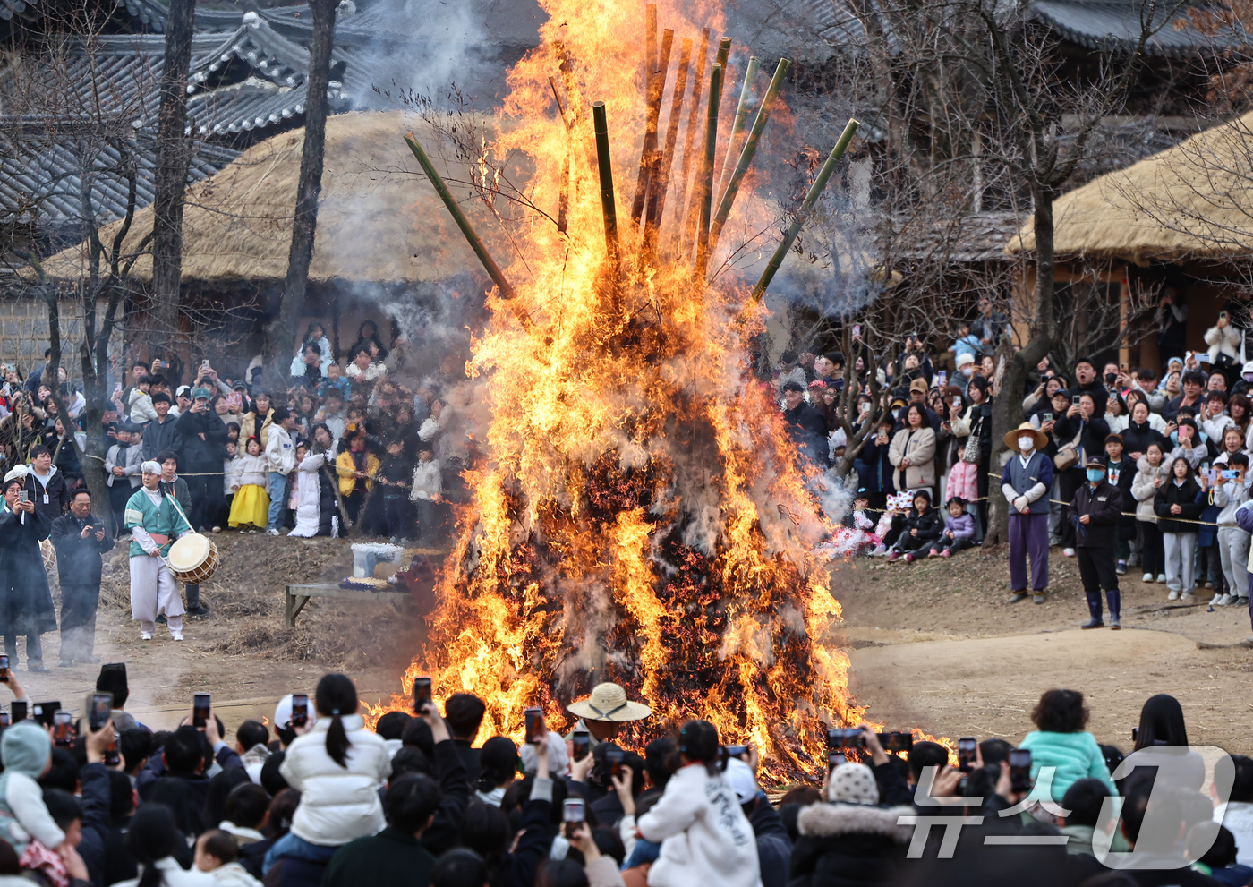 (용인=뉴스1) 김도우 기자 = 정월대보름을 이틀 앞둔 1일 경기 용인시 기흥구 한국민속촌에서 열린 달집태우기 행사에서 시민들이 타오르는 달집을 바라보며 소원을 빌고 있다. 202 …