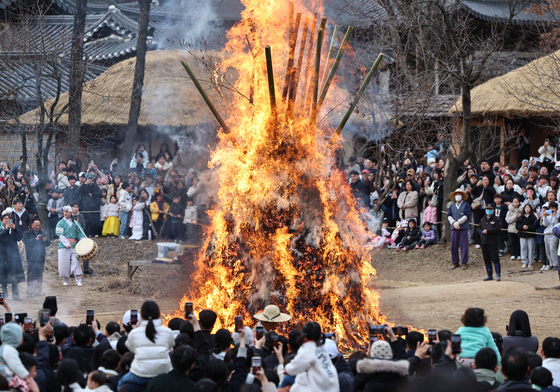 정월대보름 앞 '달집태우기'