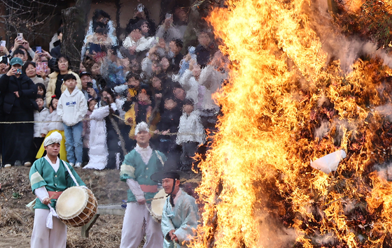 [오늘의 날씨] 경기(2일, 월)…흐리고 눈 또는 비, 빙판길 주의