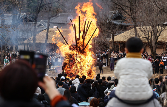 액운 쫓는 달집 태우기