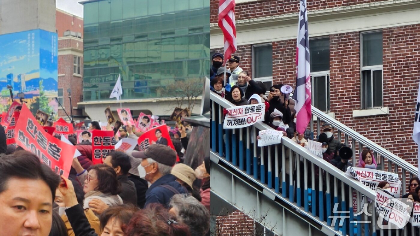 본문 이미지 - 한동훈 전 국민의힘 대표가 서문시장을 방문한 지난달 27일 지지세력(좌)과 반대세력(우)이 모여있는 모습. 2026.2.27/뉴스1 ⓒ News1 박기현 기자