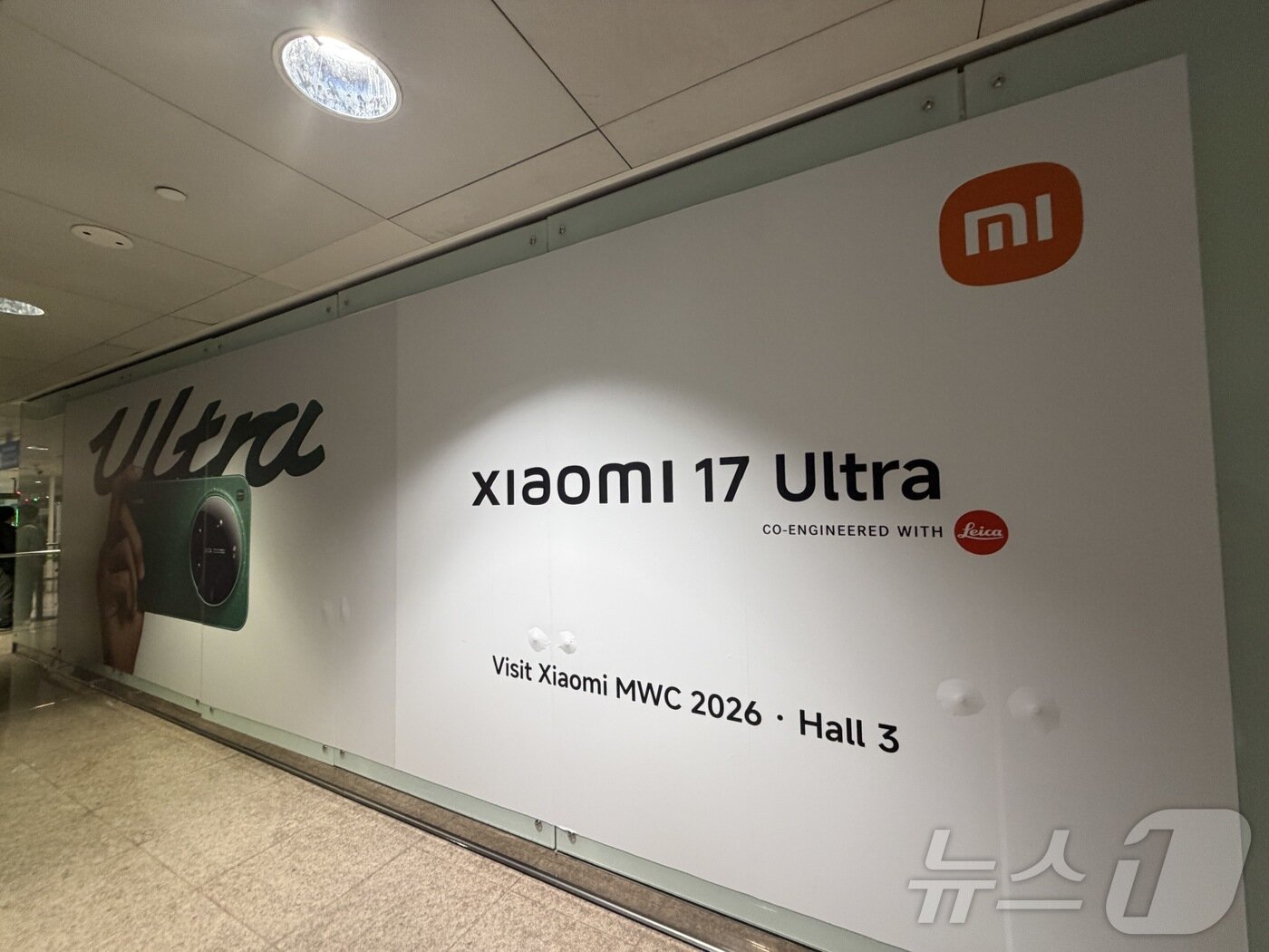 본문 이미지 - 모바일 월드 콩그레스(MWC)2026 개최를 이틀 앞둔 28일(현지시간) 스페인 바르셀로나 엘프란트 공항 입국장 벽면에 샤오미17 울트라 광고가 설치돼 있다.. 2026.02.28 ⓒ 뉴스1 김민수 기자