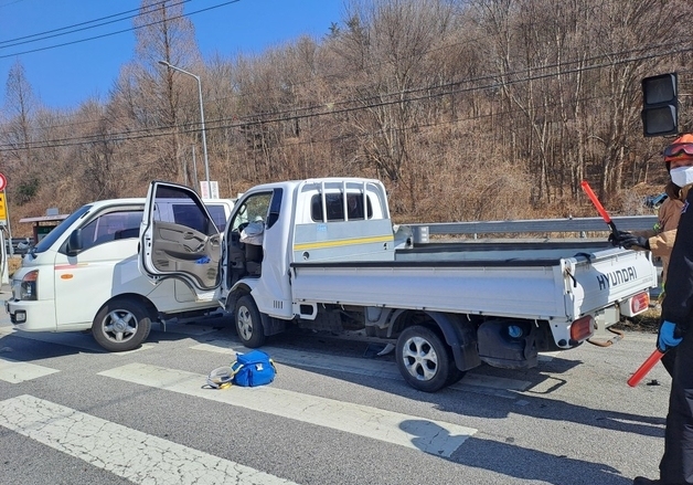 완주 상관면 도로서 1톤 트럭-1톤 더블캡 트럭 추돌…1명 사망