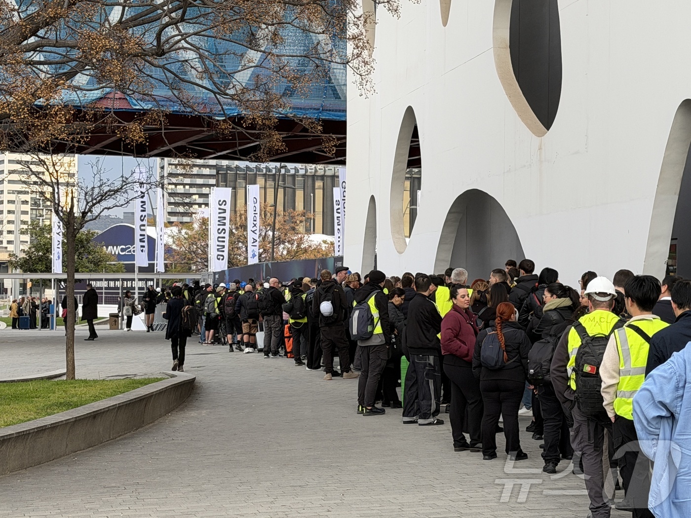 (바르셀로나=뉴스1) 김민수 기자 = 1일(현지시간) 모바일 월드 콩그레스(MWC)2026이 열리는 스페인 바르셀로나 피라 그란 비아 전시장 앞에서 입장객이 입장을 기다리고 있다. …