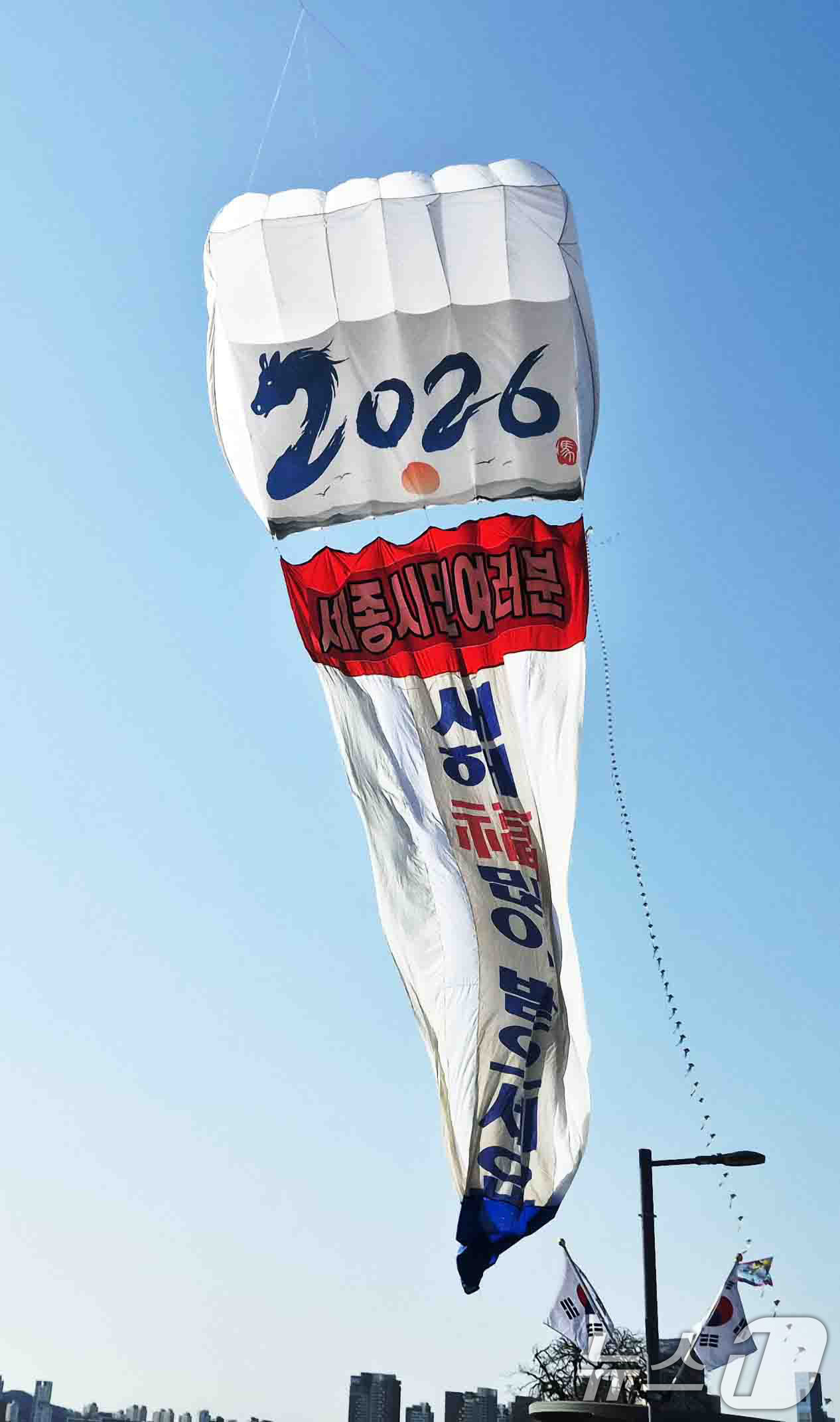 (서울=뉴스1) = 지난달 28일 세종시 이응다리 일원에서 열린 2026년 정월대보름 전국 연날리기 대회 창작연날리기 부문에서 은상을 수상한 강연중 씨의 창작연이 바람을 타고 있다 …