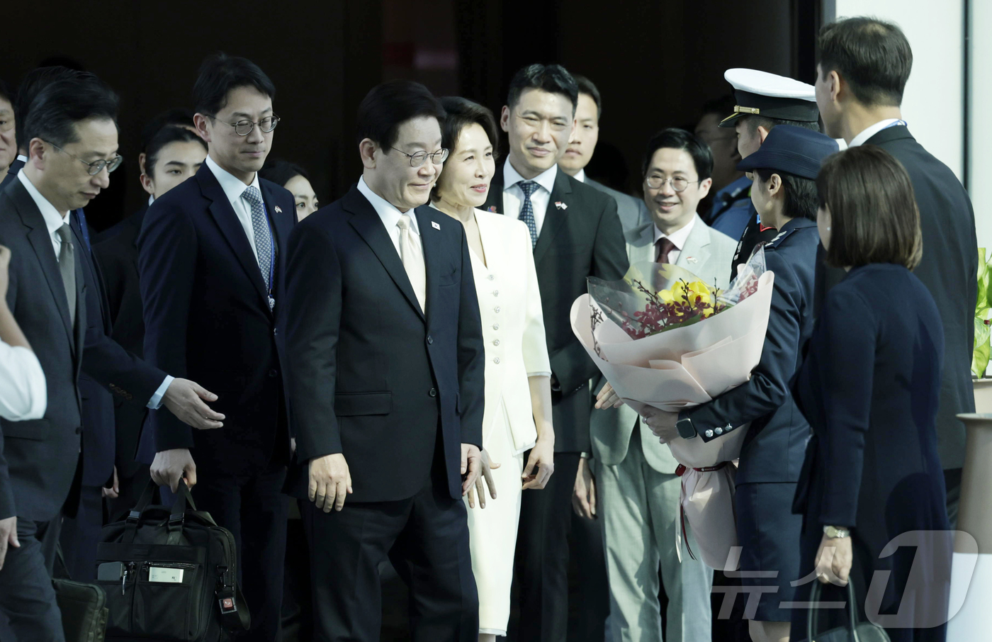 (싱가포르=뉴스1) 허경 기자 = 싱가포르 국빈 방문에 나선 이재명 대통령이 1일(현지시간) 싱가포르 창이 국제공항에 도착해 환영객들과 인사를 나누고 있다. 2026.3.1/뉴스1 …