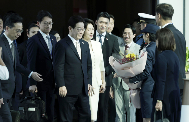 싱가포르 도착한 이재명 대통령