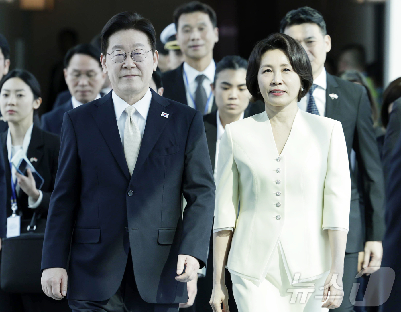 (싱가포르=뉴스1) 허경 기자 = 싱가포르 국빈 방문에 나선 이재명 대통령과 김혜경 여사가 1일(현지시간) 싱가포르 창이 국제공항에 도착해 발걸음을 옮기고 있다. 2026.3.1/ …