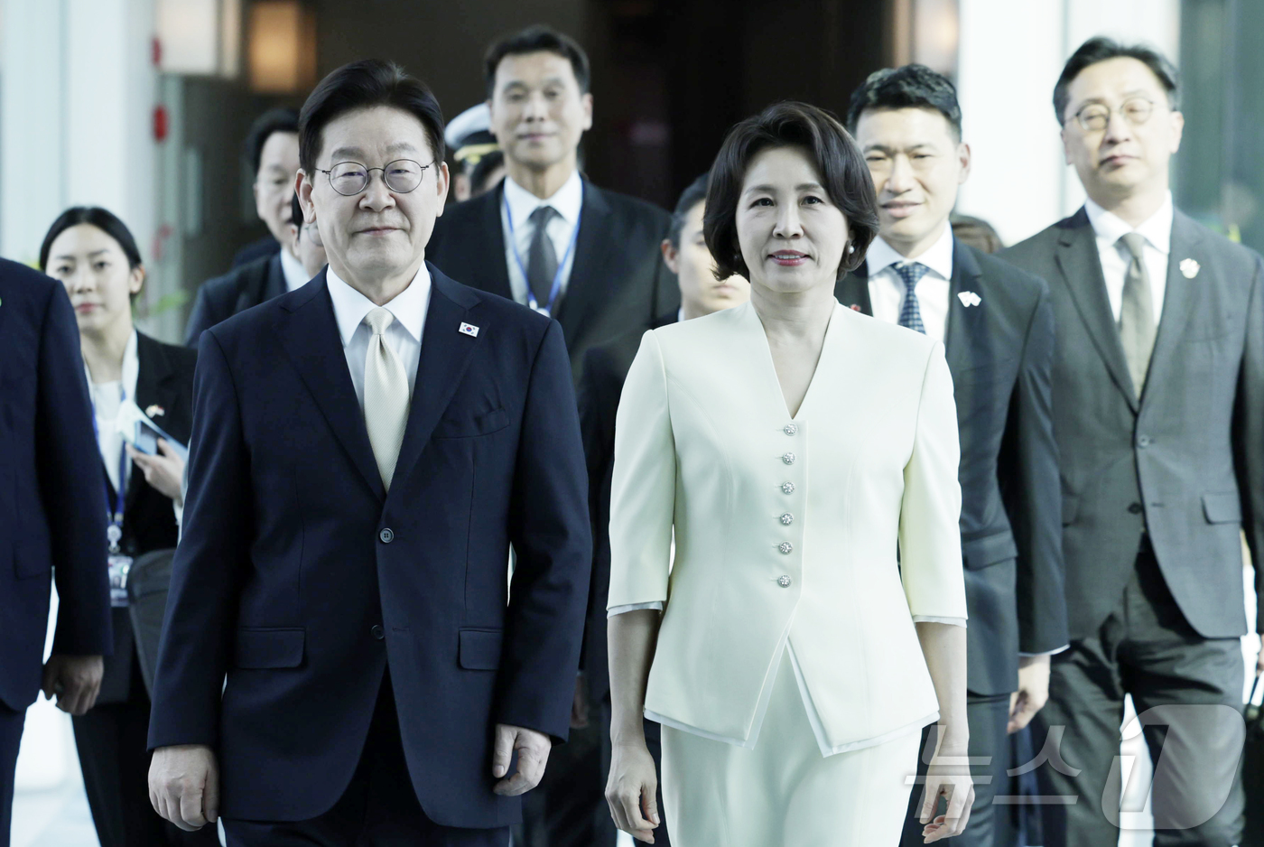 (싱가포르=뉴스1) 허경 기자 = 싱가포르 국빈 방문에 나선 이재명 대통령과 김혜경 여사가 1일(현지시간) 싱가포르 창이 국제공항에 도착해 발걸음을 옮기고 있다. 2026.3.1/ …