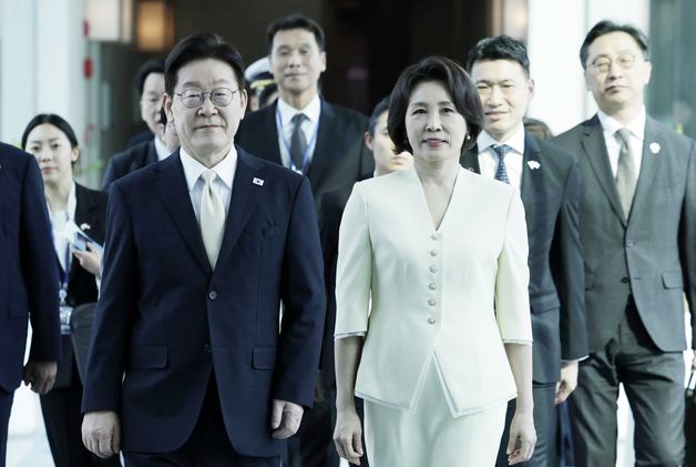 싱가포르 도착한 이재명 대통령·김혜경 여사