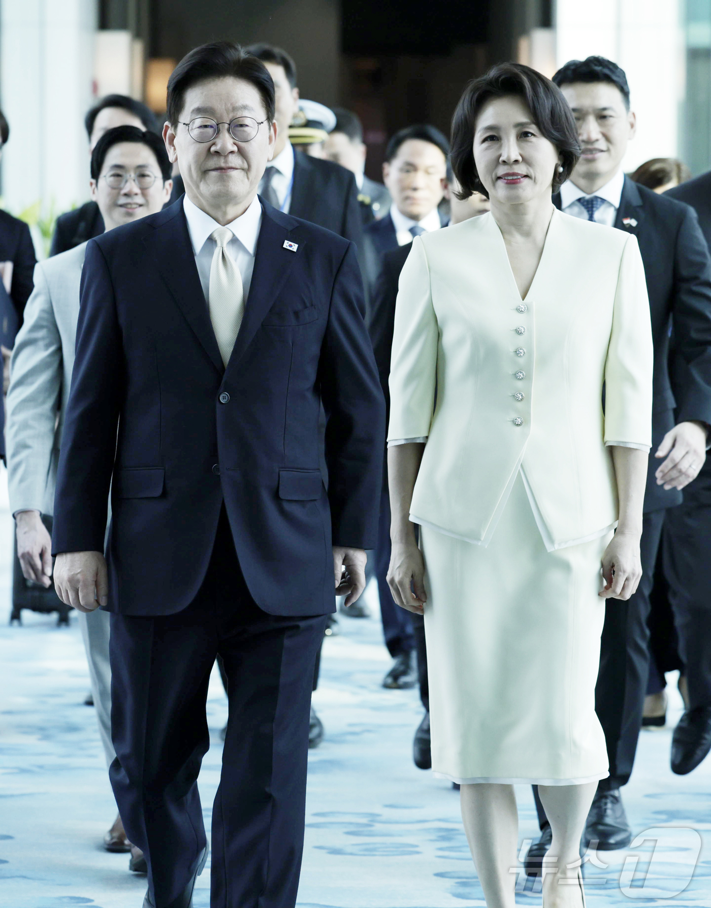 (싱가포르=뉴스1) 허경 기자 = 싱가포르 국빈 방문에 나선 이재명 대통령과 김혜경 여사가 1일(현지시간) 싱가포르 창이 국제공항에 도착해 발걸음을 옮기고 있다. 2026.3.1/ …