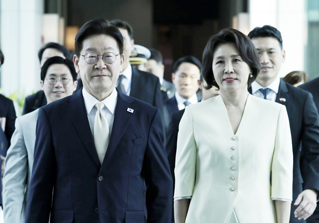 싱가포르 도착한 이재명 대통령·김혜경 여사