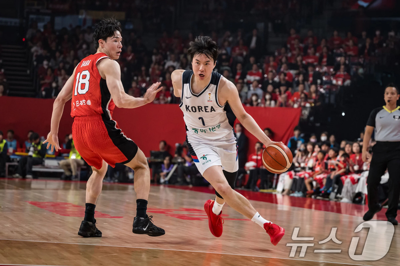 (서울=뉴스1) = 한국 남자농구 대표팀의 이현중이 1일 일본 오키니와 아레나에서 열린 2027 국제농구연맹(FIBA) 월드컵 아시아 예선 1라운드 B조 4차전 일본과의 경기에서 …
