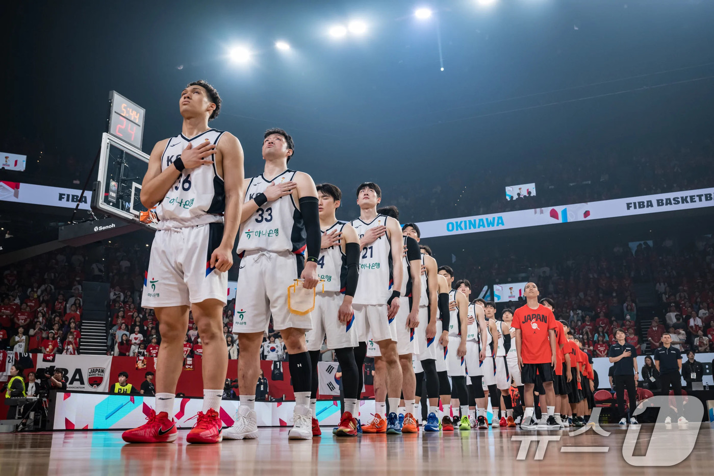 (서울=뉴스1) = 한국 남자 농구 대표팀 선수들이 1일 일본 오키니와 아레나에서 열린 2027 국제농구연맹(FIBA) 월드컵 아시아 예선 1라운드 B조 4차전 일본과의 경기에 앞 …