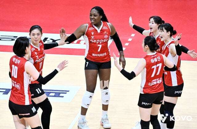 본문 이미지 - 페퍼저축은행이 갈 길 바쁜 흥국생명을 3-1로 꺾었다.(KOVO 제공)