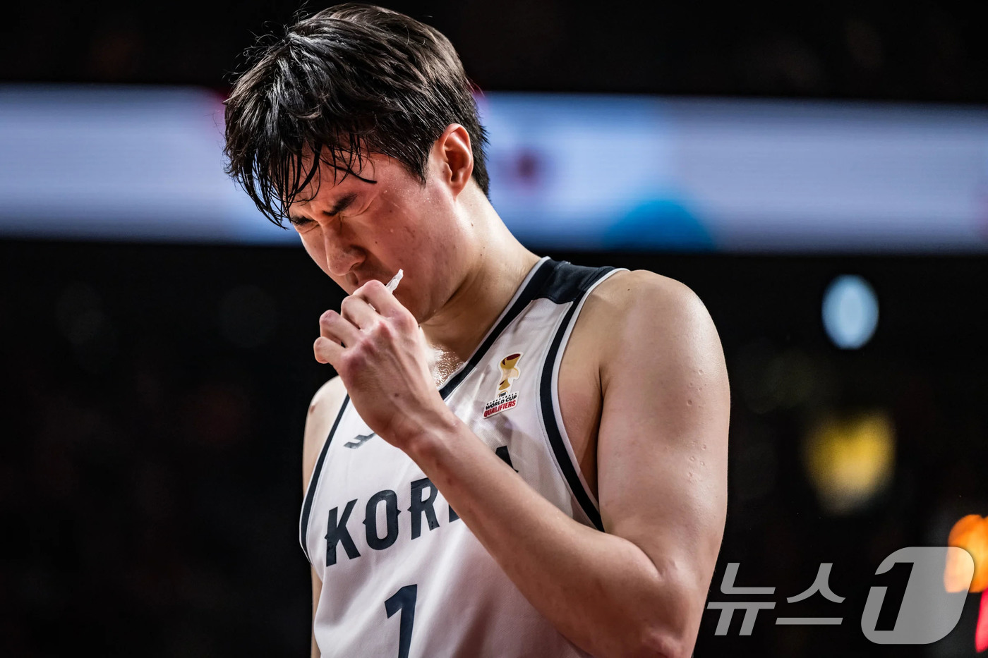 (서울=뉴스1) = 한국 남자 농구 대표팀 이현중이 1일 일본 오키니와 아레나에서 열린 2027 국제농구연맹(FIBA) 월드컵 아시아 예선 1라운드 B조 4차전 일본과의 경기에서 …