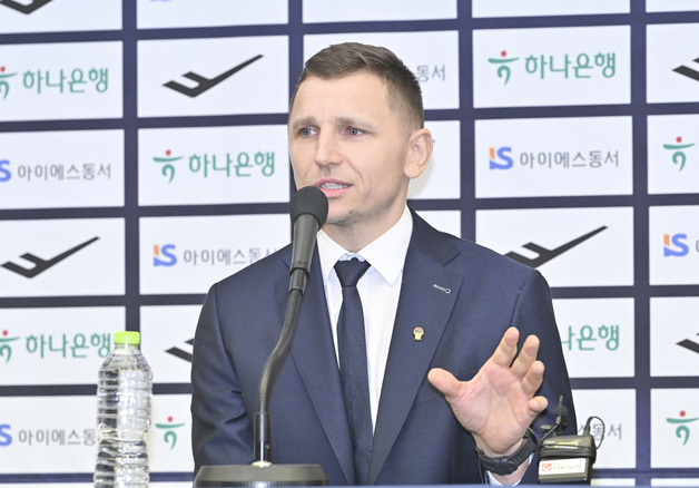 '농구 한일전 패배' 마줄스 감독 "리바운드 싸움 밀린 것이 패인"