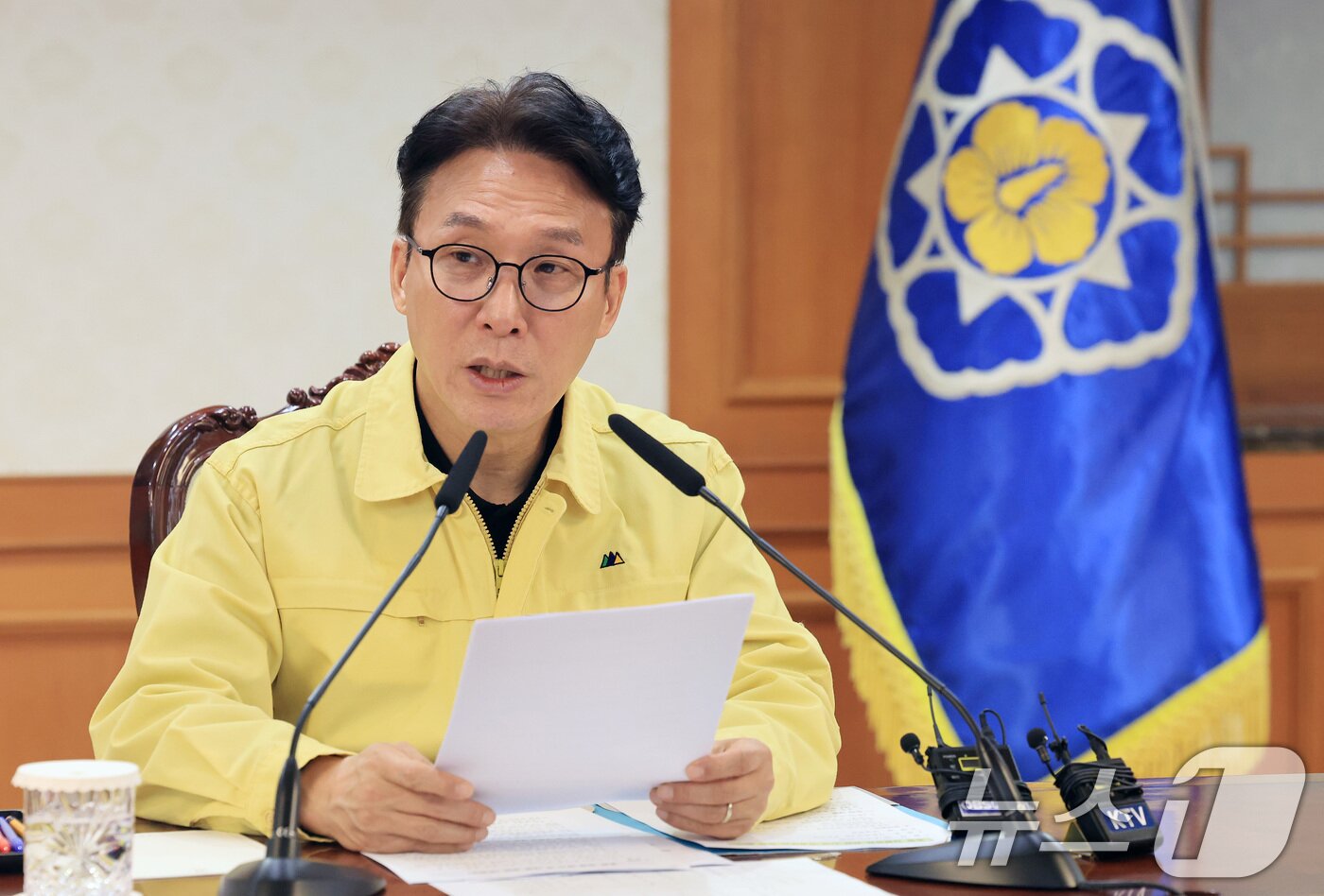 본문 이미지 - 김민석 국무총리가 1일 서울 종로구 정부서울청사에서 열린 중동 상황점검 관련 긴급 관계부처회의에서 모두발언을 하고 있다. 2026.3.1 ⓒ 뉴스1 임세영 기자