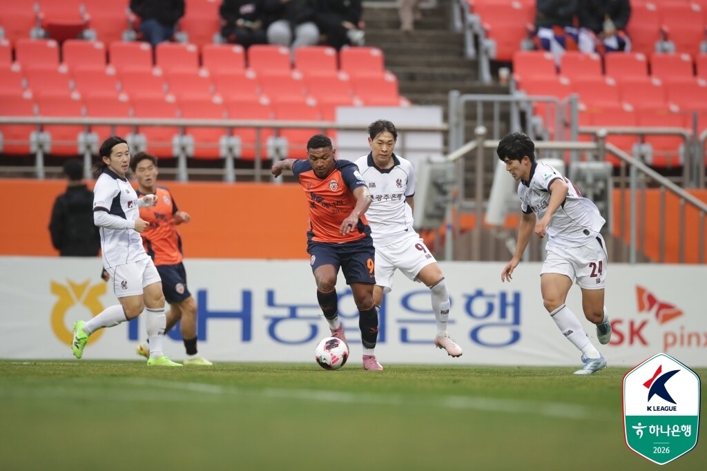 본문 이미지 - 제주와 부천이 0-0으로 비겼다.(한국프로축구연맹 제공) 