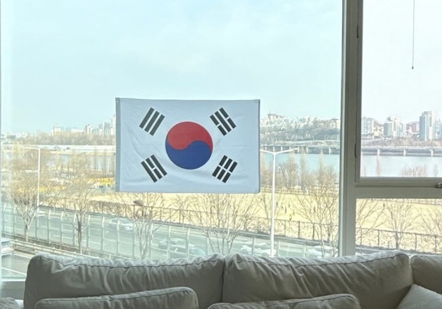 김지민, 신혼집 유리창에 붙인 태극기…"김준호와 묵념" [N샷]