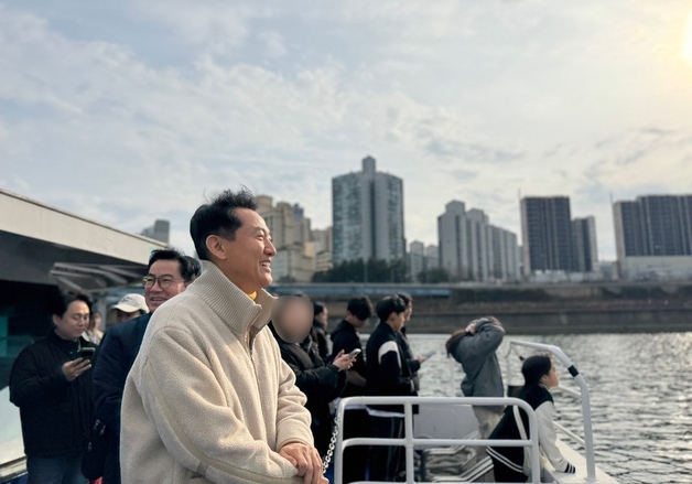 한강버스 운행 재개 첫날 3018명 탑승…오세훈 "시민 행복이 가치"