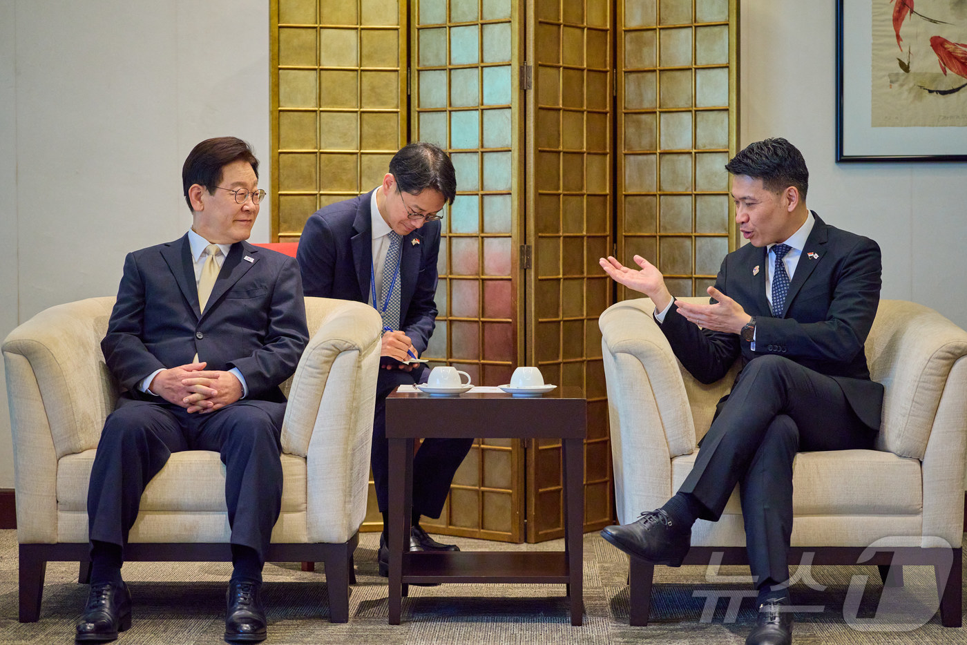 (싱가포르=뉴스1) 허경 기자 = 싱가포르를 국빈 방문한 이재명 대통령이 1일(현지시간) 싱가포르 창이 국제공항에 도착, 데이비드 네오 문화·공동체·청소년장관(영예수행장관)과 환담 …