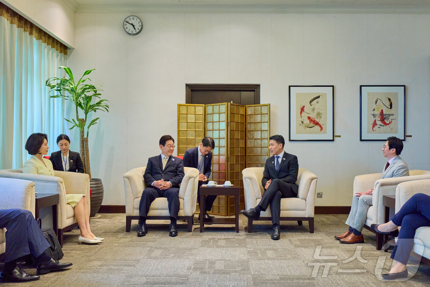 (싱가포르=뉴스1) 허경 기자 = 싱가포르를 국빈 방문한 이재명 대통령이 1일(현지시간) 싱가포르 창이 국제공항에 도착, 데이비드 네오 문화·공동체·청소년장관(영예수행장관)과 환담 …