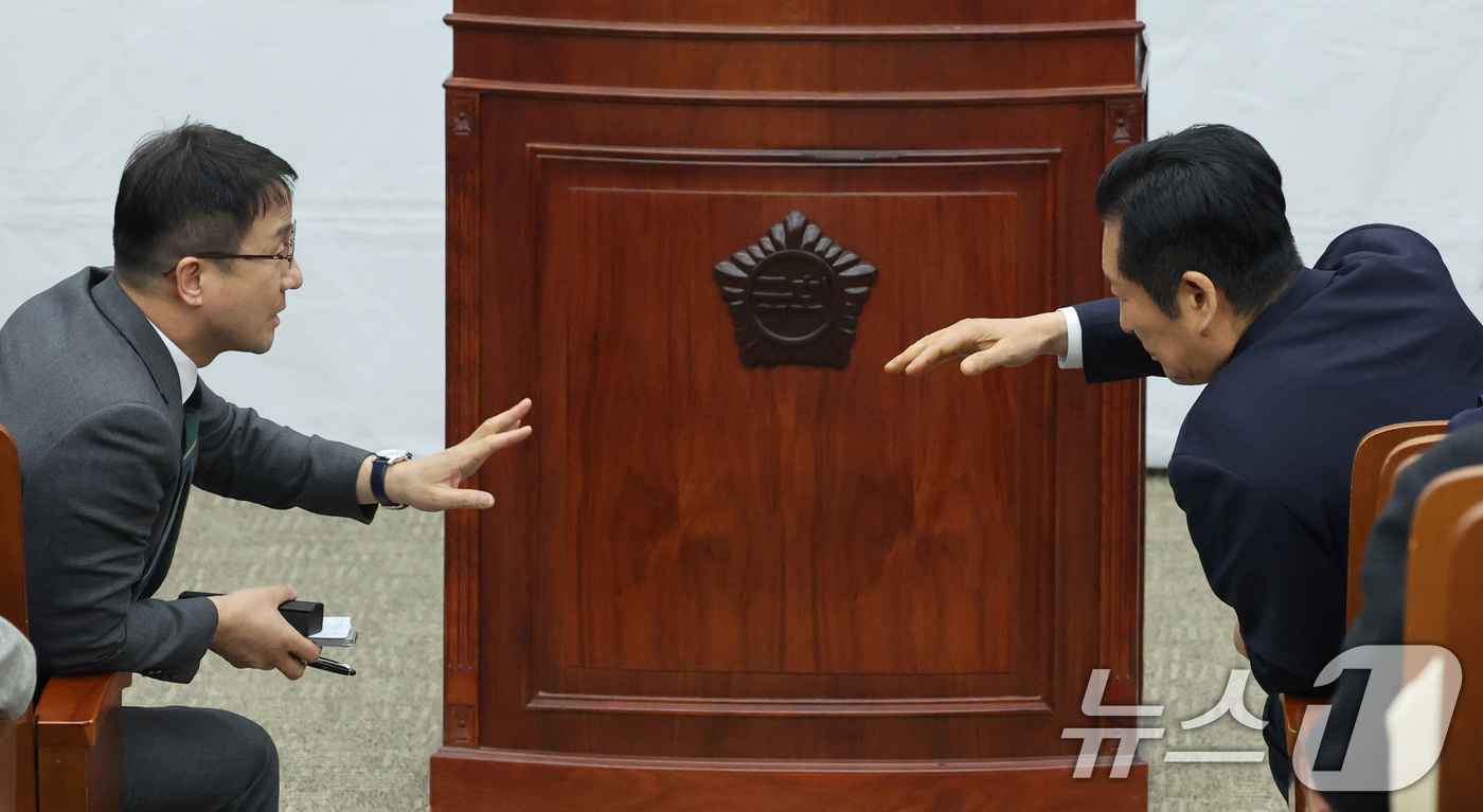 (서울=뉴스1) 신웅수 기자 = 정청래 더불어민주당 대표(오른쪽)와 한병도 원내대표가 1일 서울 여의도 국회에서 열린 의원총회에서 대화하고 있다. 2026.3.1/뉴스1