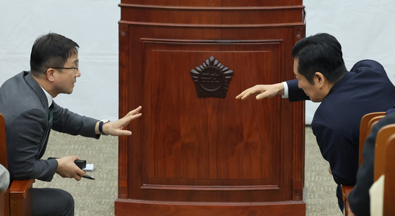 정청래·한병도 '의총장 대화'