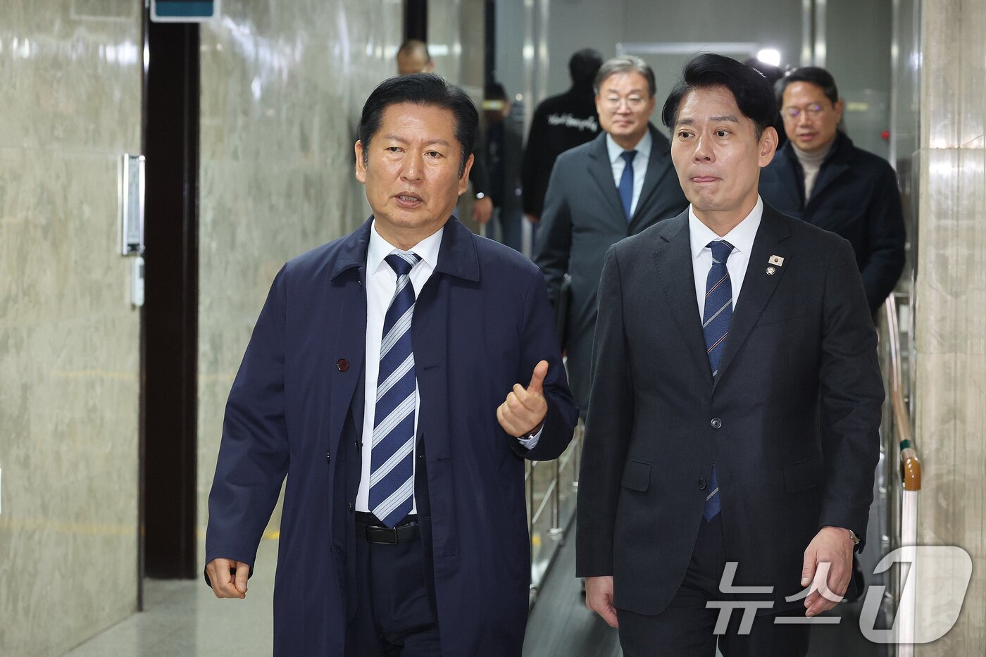 본문 이미지 - 정청래 더불어민주당 대표가 지난 1일 서울 여의도 국회에서 열린 의원총회에 참석하고 있다. 2026.3.1 ⓒ 뉴스1 신웅수 기자