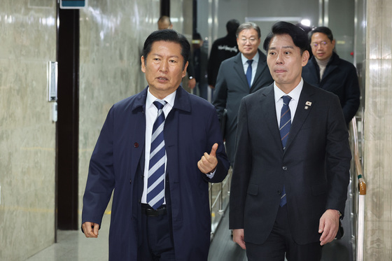 비공개 의원총회 참석하는 정청래 대표