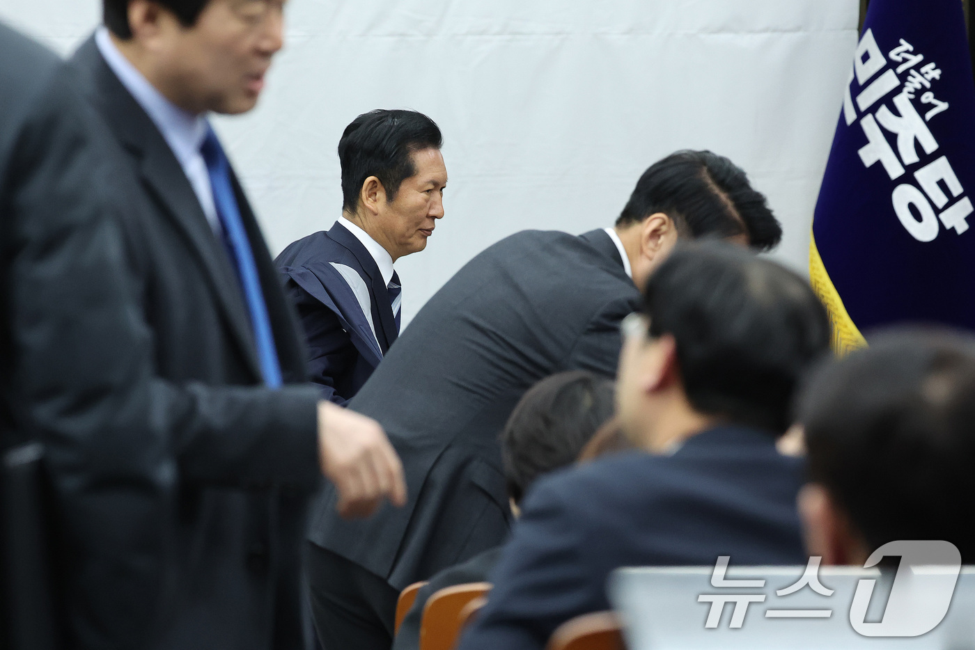 (서울=뉴스1) 신웅수 기자 = 정청래 더불어민주당 대표가 1일 서울 여의도 국회에서 열린 의원총회에 참석하고 있다. 2026.3.1/뉴스1